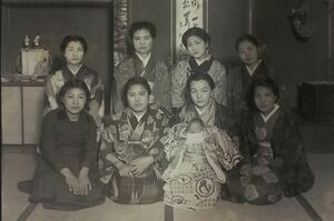 稲垣さん(前列左から2人目)が初めてとりあげた子どもと母親(前列右から2人目)