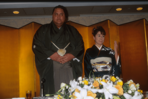 1998年、結婚会見を行った名横綱・曙太郎さんと麗子夫人