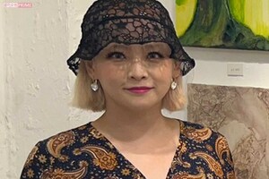 '22年、初個展時の大谷雅恵。初日は来客わずか1人も盛り返し、収益はかなりあった