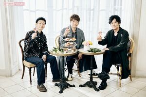 左から香取慎吾、草なぎ剛、稲垣吾郎　撮影／廣瀬靖士　ヘアメイク／金田順子（稲垣）、荒川英亮（草なぎ）、石崎達也（香取）　スタイリスト／黒澤彰乃　衣装協力／ネフォロジスト