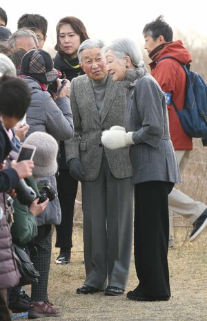 昨年2月、静養のため訪れた葉山御用邸でのワンカット。天皇・皇后両陛下とも笑顔で地元住民たちと歓談された