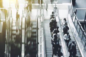 現在は安全のため、エスカレーターでは両側に立ち、歩かないことが推奨されているが、つい片側を空ける人も多いのでは?(写真はイメージです)