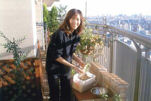 朝、見事に育った野菜を摘むのが城戸真亜子さんの至福の時とか。その美味しさは手をかけて育てたことへのお返しだ。写真はおととし、収穫した野菜をぬか床に漬けたときの様子