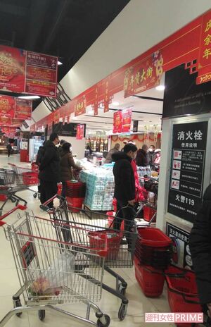 封鎖中ーーゴーストタウンとなっていた武漢。人を見かけても商店内の行列か防護服を着ている人ばかり