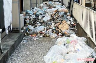 火災のあと、敷地にびっしり積み上げられた田原春貴之容疑者宅のゴミ（目撃者提供）
