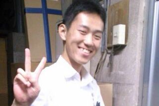 ピースサインする福原優理容疑者（本人のSNSより） 