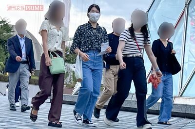 ご友人と談笑される愛子さまは、デニムにスニーカーを合わせたカジュアルコーデ（2023年9月12日）