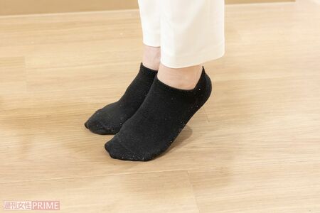 2.軽く勢いをつけて爪先を下ろし、爪先立ちになる。(撮影/齋藤周造)