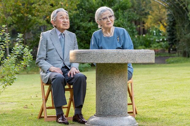 令和3年10月、退位されて穏やかな日々を送られる上皇ご夫妻。『仙洞仮御所』のお庭で談笑されて。