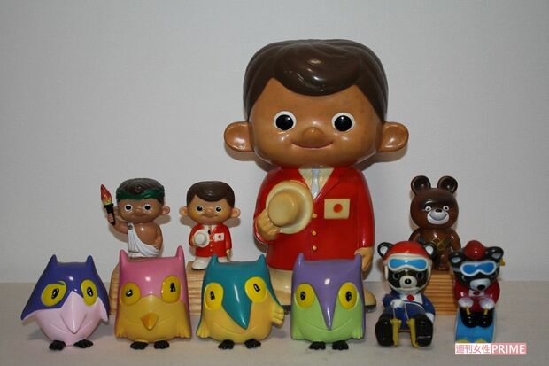 藤瀬教授所蔵の歴代のマスコット。銀行などの粗品だった非売品