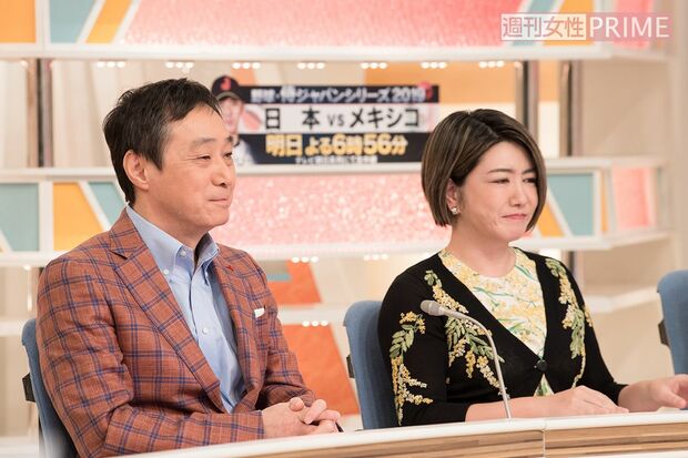 【10:25】いよいよ第1部の本番がスタート。昔から分厚い台本はスタジオに持って入らないのが流儀だそうで、「生のやりとりが大事。質問を振られて戸惑うのも、生のリアクションとして大事にしています」　撮影／山田智絵