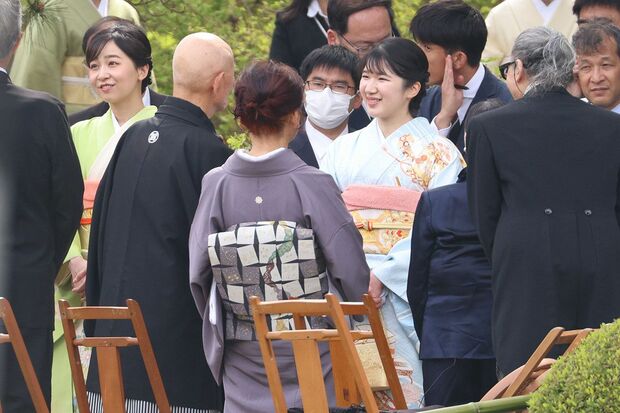 2025年4月に開かれた「春の園遊会」で愛子さまとお話しされるちばてつやさん