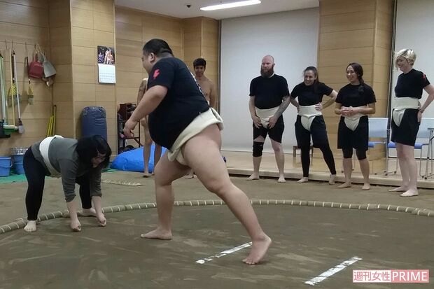 先生めがけてぶつかり稽古をする著者