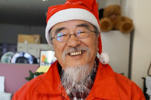 いのちの水代表の坪井永人さん。夏でもサンタの格好で活動を続けている