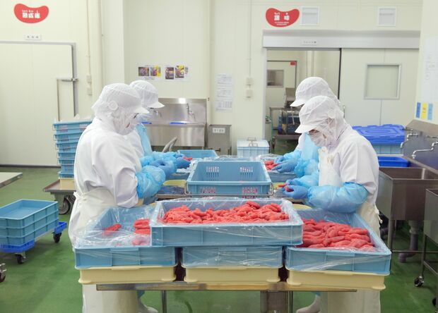 製造工程を見学。粒をつぶさないよう手作業で進められる