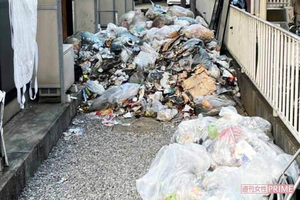 火災のあと、敷地にびっしり積み上げられた田原春貴之容疑者宅のゴミ（目撃者提供）