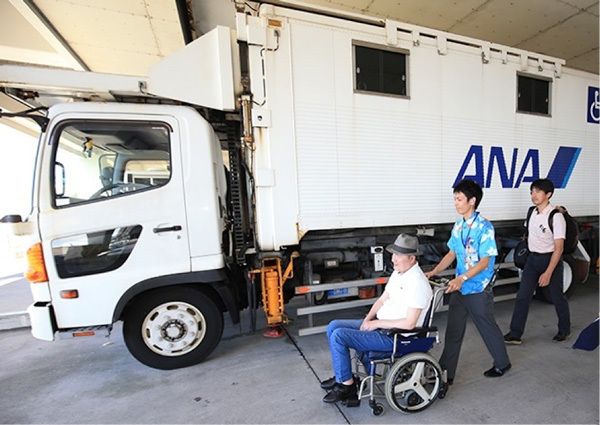  那覇空港からの羽田便はタラップでの搭乗だったため、リフトバス（パッセンジャーボーディングリフト／リフトが付いた空港内専用車）を利用した。
