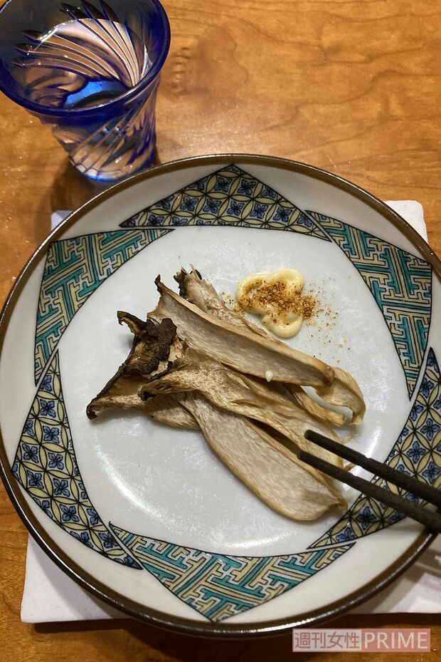 「スライスしたエリンギを電子レンジ600Wで7~8分ほどかけて水分を飛ばします。その後1時間ほどおいて、ジッパー付き保存袋に入れて冷凍庫に保存。干したエリンギを軽くあぶるとスルメのようになり、マヨネーズや七味をつければおいしいお酒のつまみになりますよ」