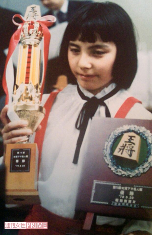 少女時代。女流アマ名人戦に小学校6年生で優勝するなど、“福岡の天才少女”と騒がれる