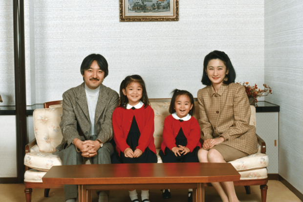 独身時代にデートを楽しんだ場所を訪れた、新婚時代の若々しい2人