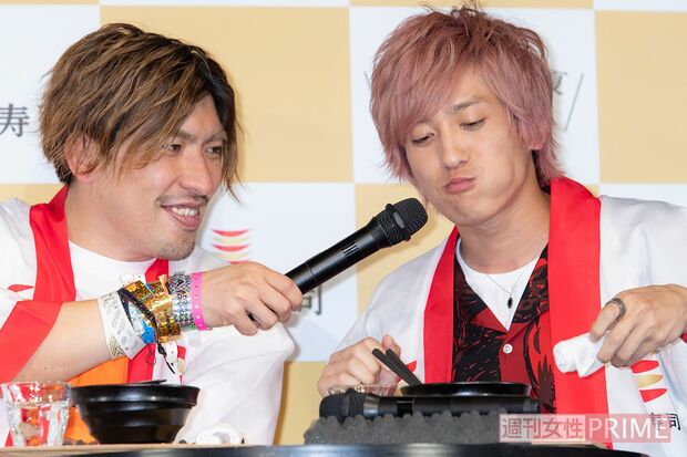 寿司を頬張る兼近にマイクフォローをしてあげる兄のような相方りんたろー。