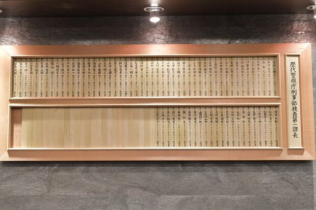 小野田捜査一課長の部屋に飾られている歴代の捜査一課長の名札。「これは実際の捜査一課長の部屋にもあるのを模して作ったものです。警察内部のセットは、取材をもとにこだわって制作しました。所轄の刑事部屋などにもご注目を」（伊與田P）