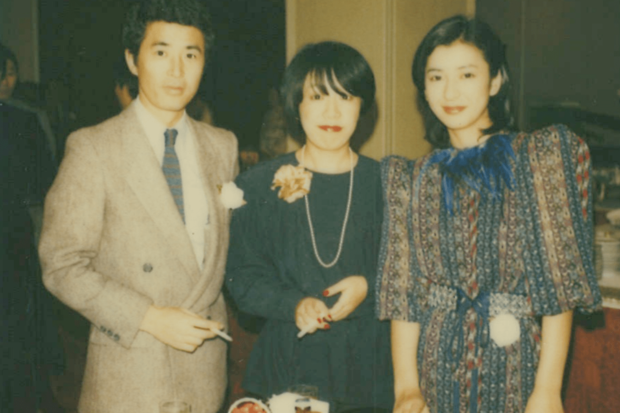 芸能事務所を設立したころ、荻島さんと関根恵子（現・高橋惠子）とのスリーショット