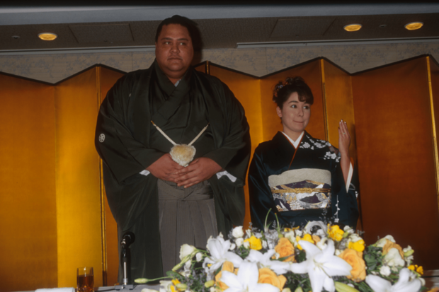 1998年、結婚会見を行った名横綱・曙太郎さんと麗子夫人