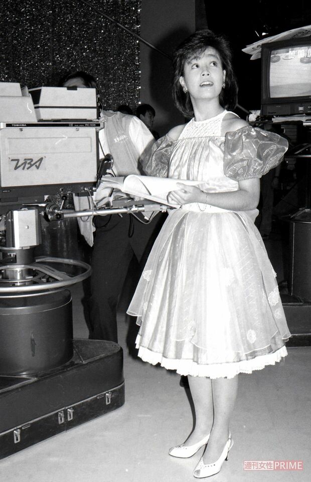 柏原芳恵、テレビ番組の収録中の一コマ