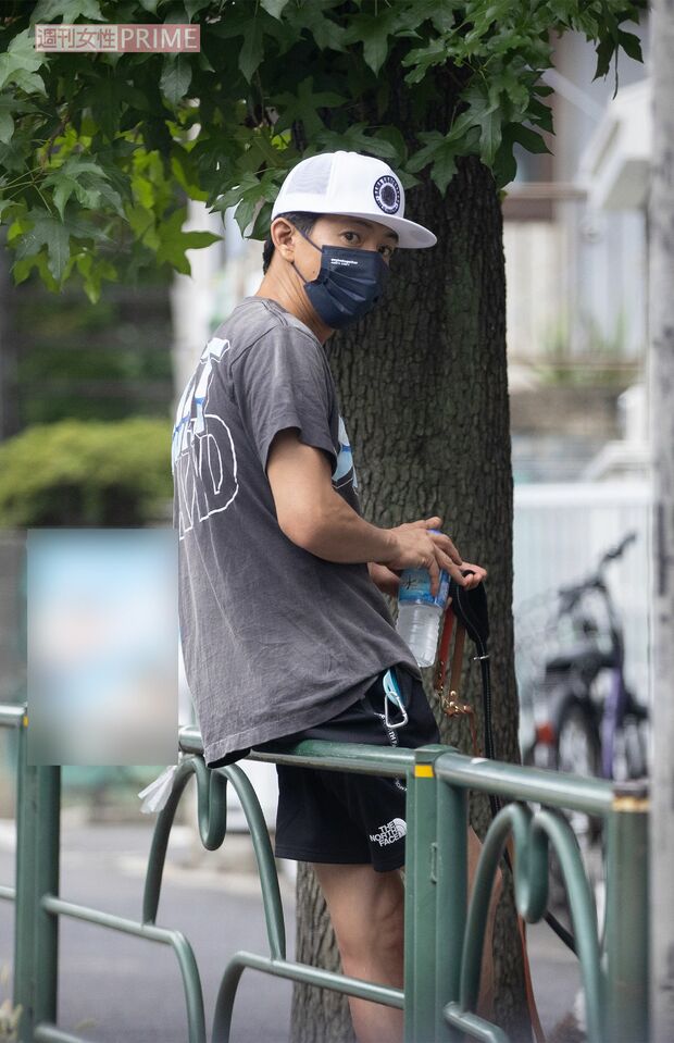 愛犬を散歩させる木村拓哉。アラフィフとは思えない若々しさ