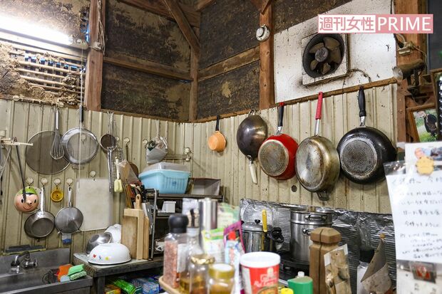 納屋の中にあるテストキッチン。名シェフたちがとれたて野菜を調理してきた　撮影／齋藤周造