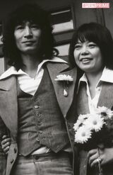 員が集まった  '73年10月、交際半年で結婚した裕也さんと、当時は“悠木千帆”と名乗っていた希林さん