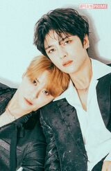 ジェジュン（右）とジュンス（左）　撮影／PALMTREE ISLAND