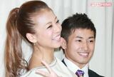結婚会見を開いたあびる優と才賀紀左衛門('14年9月19日)