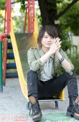 佐藤流司　撮影／伊藤和幸　スタイリスト／浜元理恵　衣装協力／elements,H(トップス2点)