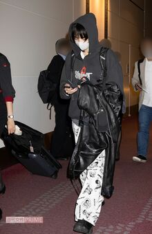 新婚旅行先のロンドンから帰国した小松菜奈（2022年9月）