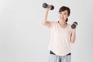 家でトレーニングをする女性(写真はイメージです)