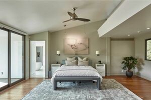 広々としたベッドルーム(米・不動産チェーン『Redfin』ホームページより)