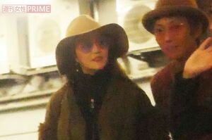 青いレンズが入ったサングラスにダークピンクのリップが映える観月ありさ隣には夫の青山光司の姿も