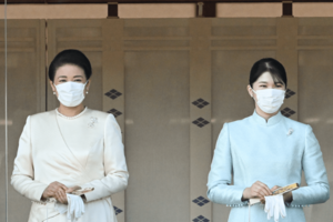 2023年、3年ぶりに行われた新年一般参賀。装いだけでなく、所作も一致しているおふたり（撮影／JMPA）