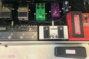 ギターサウンドに欠かせないエフェクターボードは、リニューアルしたばかり。実はまだ使いこなせていません（笑）