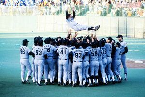 1985年に日本一になった阪神タイガース。胴上げされる吉田義男監督