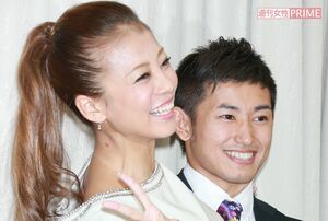 結婚会見を開いたあびる優と才賀紀左衛門('14年9月19日)