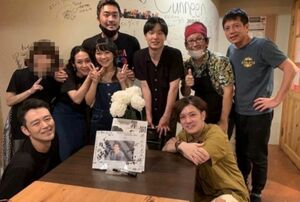 『罪と罰』メンバーでの三浦春馬さん追悼会の様子（画像はSNSより）