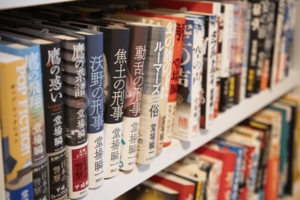 事務所本棚は著書でギュウギュウ。195冊は収まりきらず、途中で諦めたそう