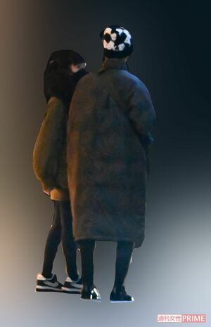 同棲中のマンションから出てきた川谷絵音と松本愛（2022年）