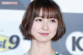 元AKB48・篠田麻里子、阪神のユニフォーム姿で巨人戦を観戦も「正規品じゃないと…