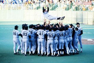 1985年に日本一になった阪神タイガース。胴上げされる吉田義男監督