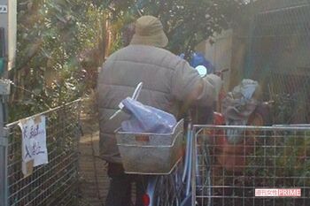 記者の質問を無視して自宅に入る渋谷容疑者（06年）