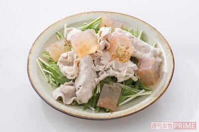 冷しゃぶに梅じそだしキューブ寒天をのせておかずに(撮影/廣瀬靖士)